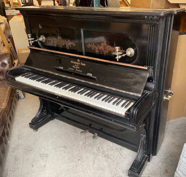 Steinway & Sons K132